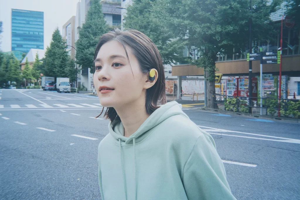 nwm dotsを屋外で使用する女性
